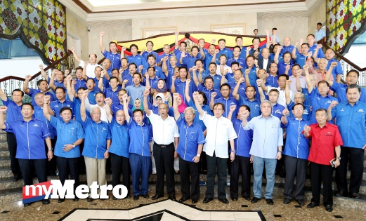 PENGERUSI Barisan Nasional  Sarawak, Tan Sri Adenan Satem bergambar bersama 82 calon BN yang akan bertanding pada Pilihan Raya Negeri Sarawak ke-11 di Ibu Pejabat PBB, Bako, Kuching. FOTO Muhd Zaaba Zakeria