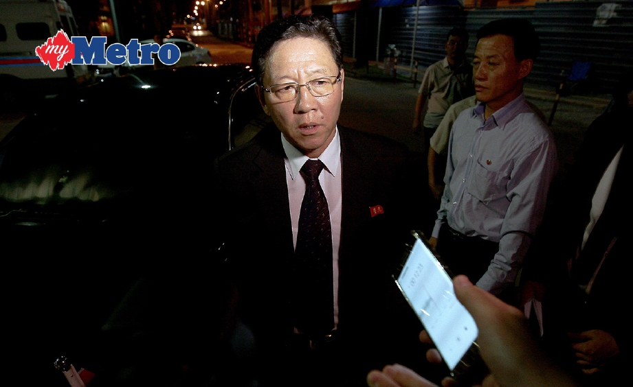 DUTA Besar Korea Utara ke Malaysia, Kang Chol mengadakan sidang media mengenai kematian abang pemimpin Korea Utara, Kim Jong-Nam di hadapan Institut Perubatan Forensik Negara, Hospital Kuala Lumpur, semalam. FOTO Bernama