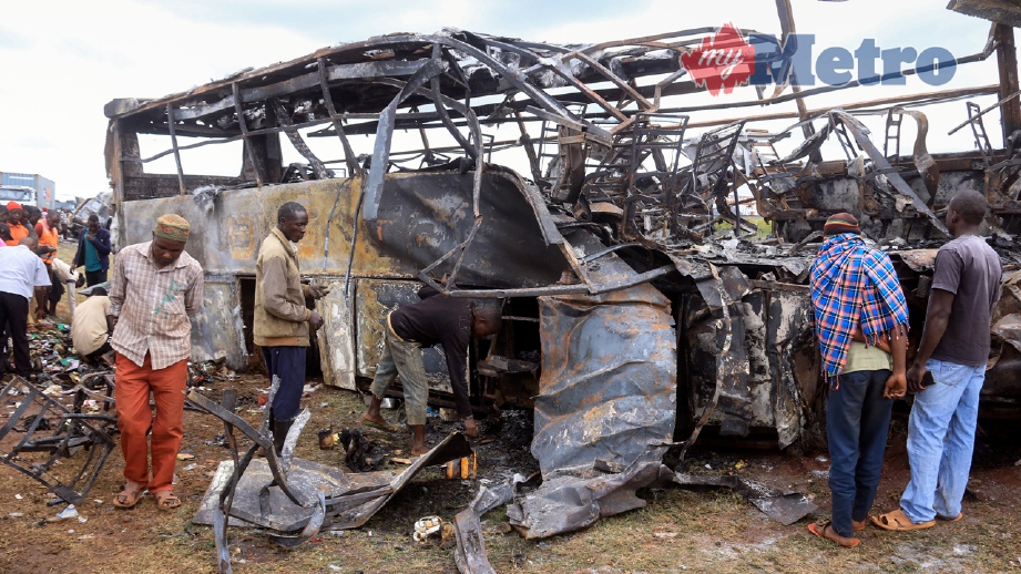 Bas terbabit dalam kemalangan di lebuhraya Mombasa-Nairobi. FOTO EPA-EFE