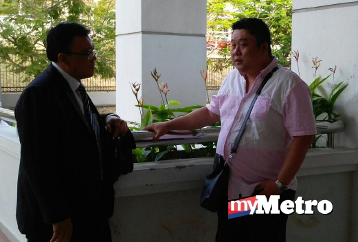 Chu berbincang dengan peguamnya Eddin Syazlee Shith di luar mahkamah. FOTO Wan Nur Amirah Wan Mohd Redza