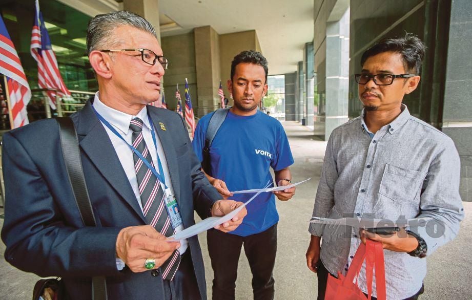 ROSLAND (kiri) dan Mohamad Afif (tengah) berbincang selepas perjumpaan dengan wakil KPDNHEP di Putrajaya semalam. FOTO Luqman Hakim Zubir