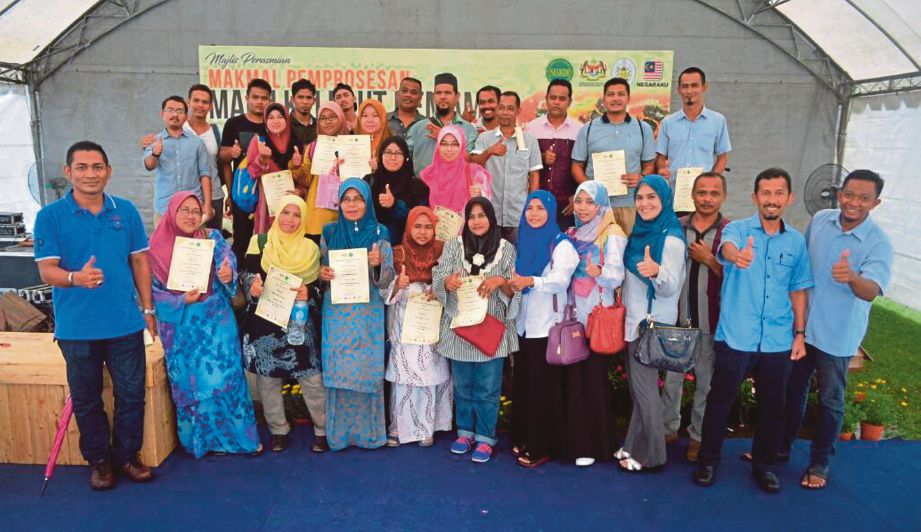 PESERTA yang menyertai kursus penternakan madu kelulut di ECER Hulu Terengganu.