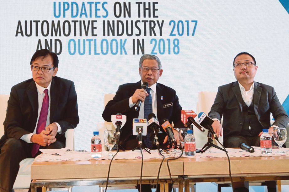  MUSTAPA  (tengah) menjawab soalan selepas memberi taklimat kemas kini mengenai industri automotif Malaysia 2017 dan prospek industri automotif Malaysia 2018 di Kuala Lumpur, semalam.