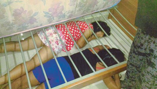 WANITA warga Indonesia  bersembunyi di bawah katil dan dalam almari.