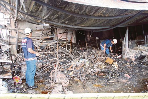 PASUKAN forensik bomba dan penyelamat memeriksa punca kebakaran rumah flat di Permyjaya, Miri. 