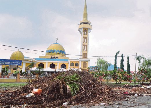  LONGGOKAN sampah selepas banjir di hadapan Masjid As-Syarif Meru.