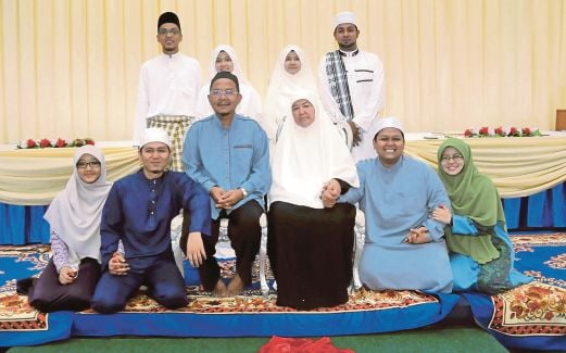  ABDUL Fattah (dua dari kanan) bersama keluarga dan pasangan masing-masing.
