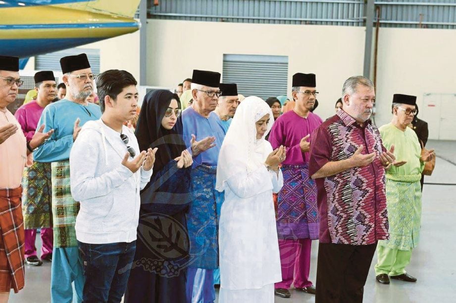  Sultan Johor bersama kerabat diraja Johor mengaminkan doa ketika menyambut ketibaan Permaisuri Johor bersama  rombongan selamat tiba ke tanah air selepas selesai menunaikan ibadah haji di tanah suci Makkah di Royal Johor Hangar, Lapangan Terbang Senai. 