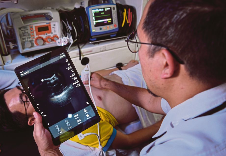 TEKNOLOGI 5G membolehkan pemindahan data secara nyata membantu paramedik mendiagnosis penyakit  lebih cepat menggunakan ECG dan imbasan ultrabunyi. FOTO BERNAMA