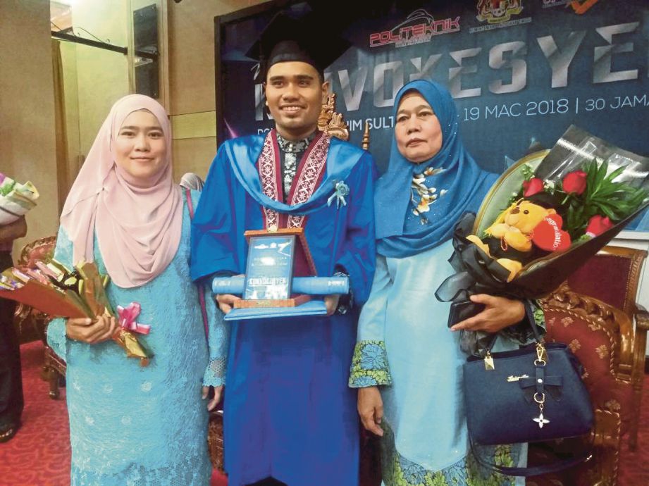 MOHD  Jeffry bersama ibunya, Ratnawilis Sulaiman  dan kakaknya pada  Majlis Konvokesyen ke-23 Politeknik Ibrahim Sultan. 