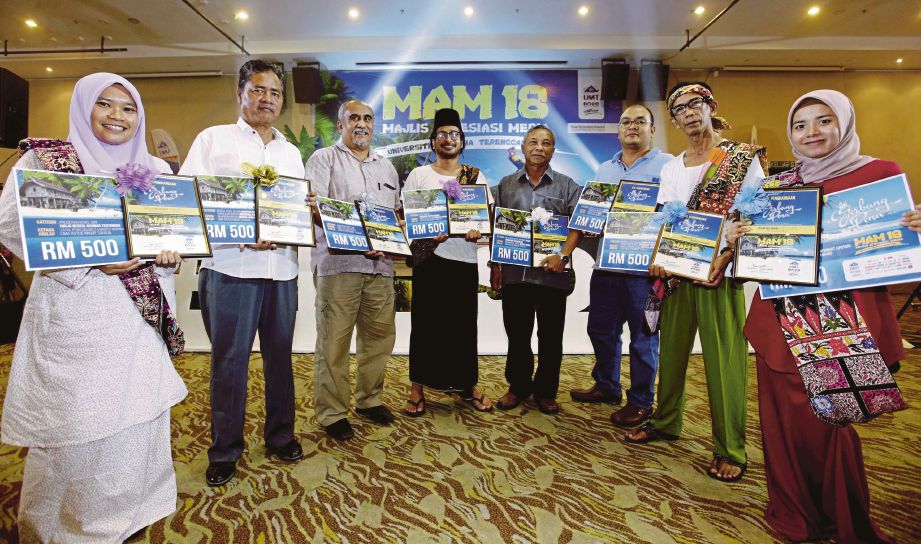 DARI kiri Zatul Iffah, Baharom, Rosli, Ghazali, Mohammad Ishak, Nazdy, Zaid Salim dan Aslina   bersama sijil penghargaan pada Majlis Malam Apresiasi Media UMT 2018.