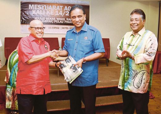 ABDUL Aziz (kiri) menyampaikan cenderahati kepada Reezal Merican pada Mesyuarat Agung kali ke-14/2015 MUBARAK Pulau Pinang, semalam.
