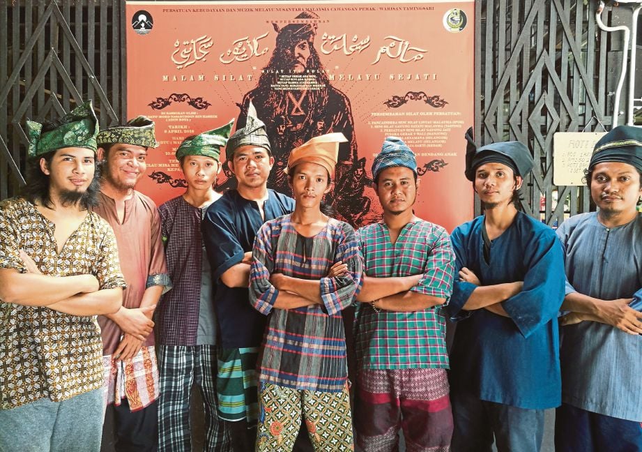 MOHD Hasrul (empat dari kiri) bersama rakan sekerja di Warung Qawwan Sri Bota.