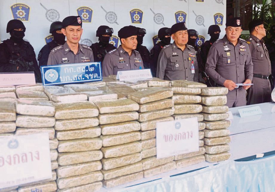 POLIS Thailand menunjukkan dadah yang dirampas. 