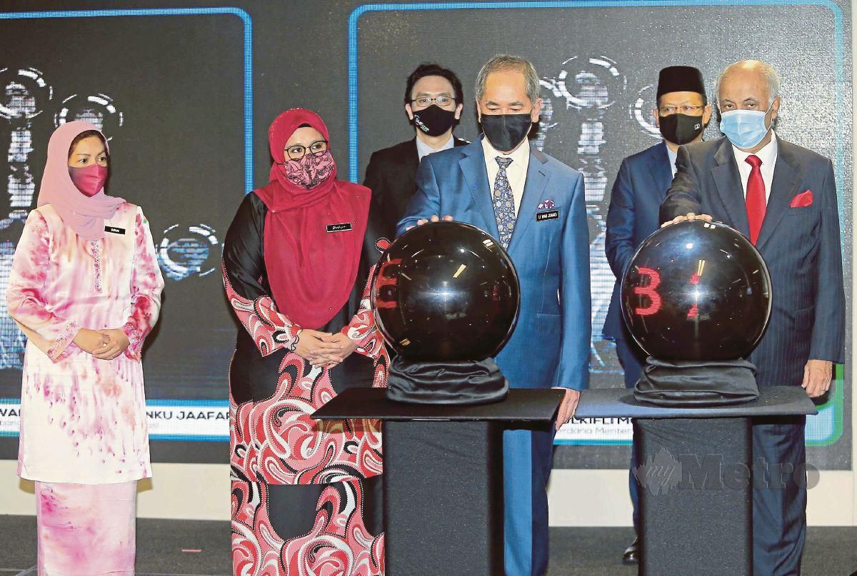 WAN Junaidi  (kiri) dan  Pengerusi SME Corp Malaysia Datuk Seri Syed Hussein Al Habshee merasmikan TUB.