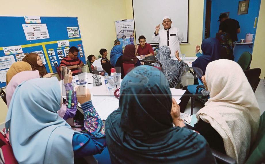TENAGA pengajar Akademik Tahfiz Pekak Malaysia, Ustaz Ahmad Rozaimi Mohamed mengajar kelas bahasa dan mengaji isyarat bagi OKU pekak dan normal di Pusat Operasi OKU Berdaya Hulu Langat.