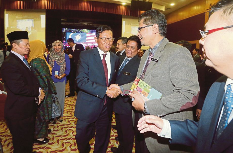 AHMAD Shabery  bersalaman  dengan  kakitangannya selepas berucap merasmikan Perhimpunan Bulanan kementeriannya di Putrajaya. 