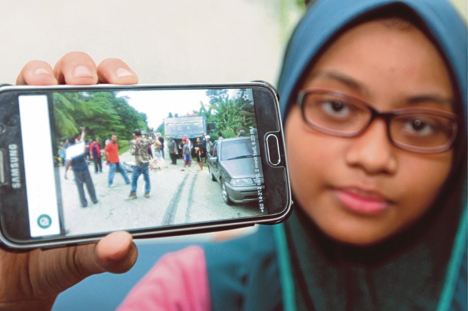 NURUL Hasrina menunjukkan gambar kemalangan yang menimpanya September lalu di Jalan Kampung Mahkota.