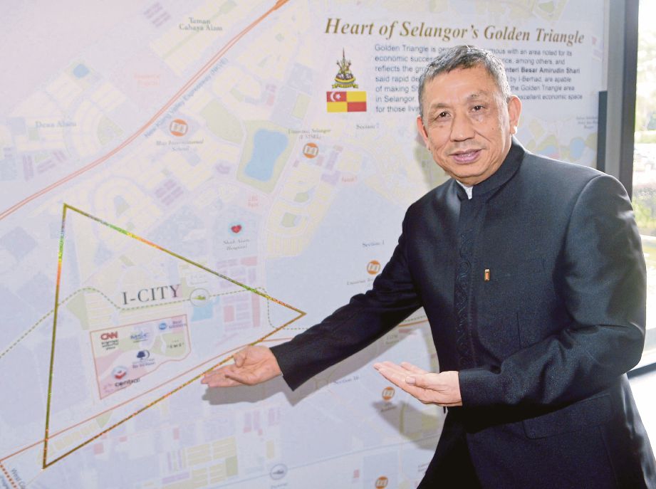PENGERUSI Eksekutif I-Berhad, Tan Sri Lim Kim Hong menunjukkan perancangan pembangunan kawasan segi tiga emas selepas Mesyuarat Agung Tahunan I-Berhad Kali ke-52. 