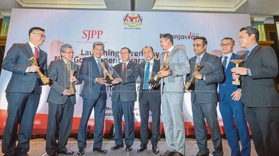 LIM (empat dari kiri) beramah mesra dengan wakil institusi kewangan yang terbabit menyediakan pinjaman kepada PKS pada pelancaran Skim Jaminan RM2 bilion oleh SJPP, semalam. FOTO Rosela Ismail