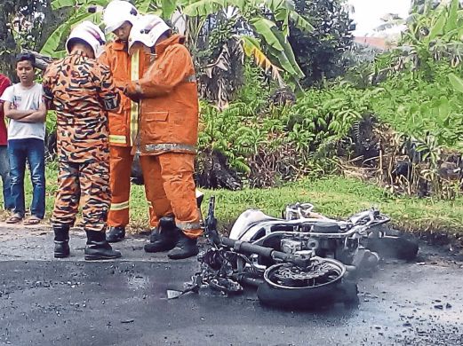 KEADAAN motosikal  mangsa yang terbakar.