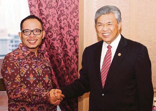 DR Ahmad Zahid berjabat tangan dengan Hanif ketika menerima kunjungan hormat beliau di Kementerian Dalam Negeri, Putrajaya.