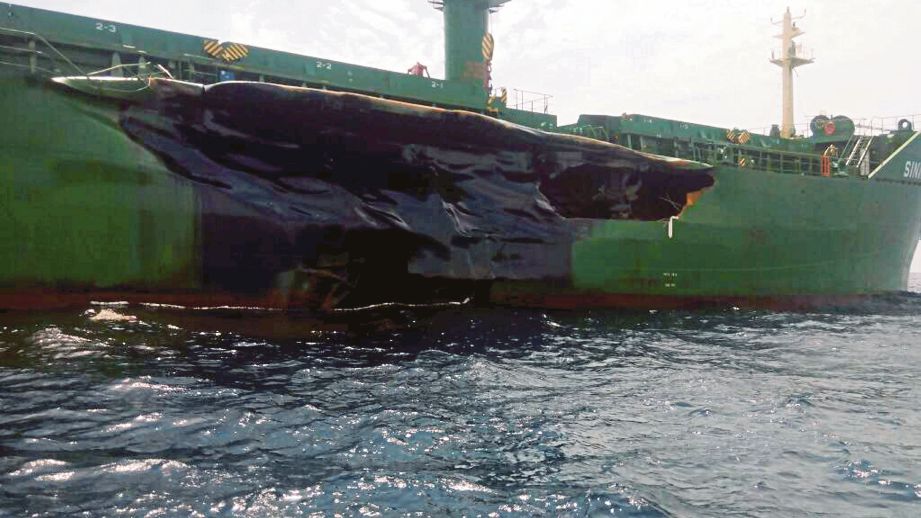 Tumpahan minyak selepas dua kapal dagang   berlanggar  di Timur Laut Tompok Utara, Pengerang, Kota Tinggi. 