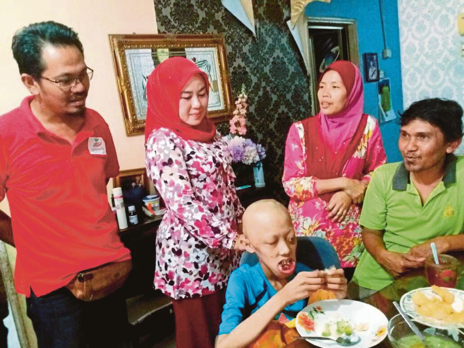 MUHAMMAD Aqil Adli menerima kunjungan sukarelawan di rumahnya di Kulai.