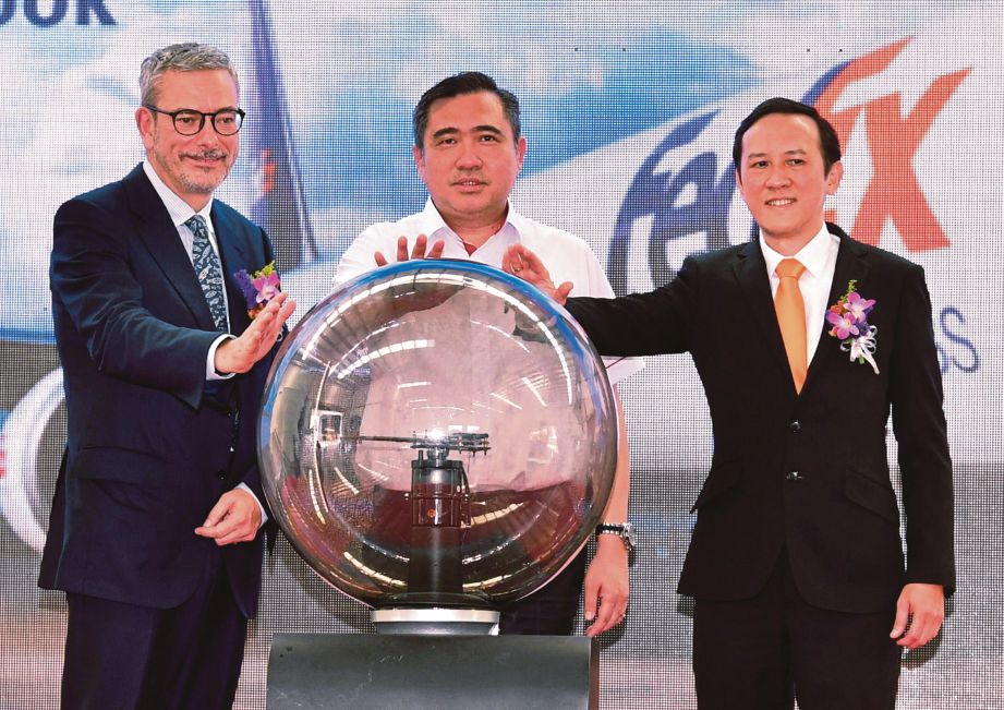 ANTHONY (tengah) bersama Naib Presiden Operasi Asia Tenggara FedEx Express, Mark Shorney (kiri) dan Pengarah Urusan FedEx Express Malaysia, SC Chong (kanan) melancarkan stesen baharu FedEx Johor, semalam.