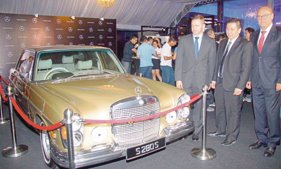 RAINE (kiri) melihat model lama Mercedes-Benz selepas merasmikan Pusat Pameran dan Jualan serta Servis Asbenz Motors. 