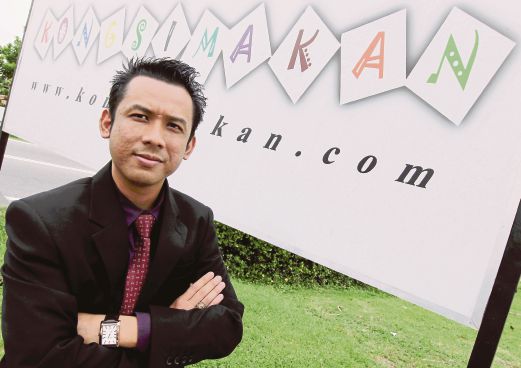 Nik Ahmad Azlan di depan papan tanda syarikat di Bukit Baru, Melaka.