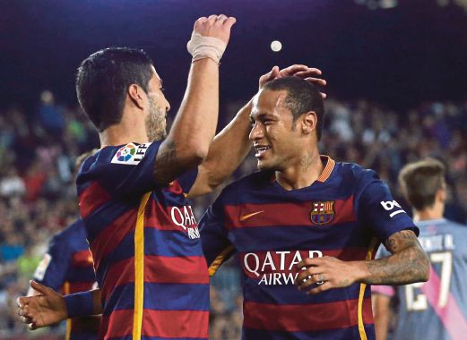 NEYMAR (kanan) turut bantu Suarez ledak jaringan buat Barca.