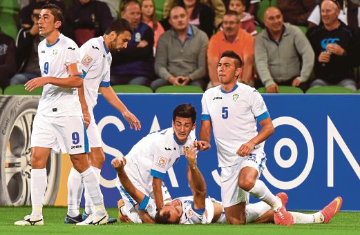 SHODIEV (terbaring) ledak  gol ketika menentang Arab Saudi.