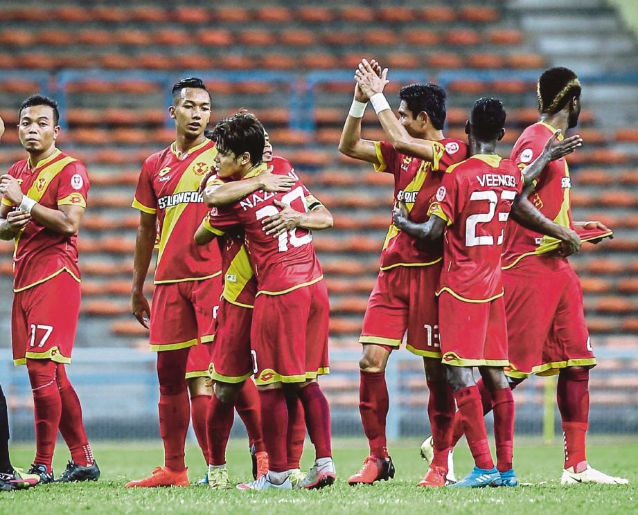 PEMAIN Selangor meraikan jaringan Nazmi (dua dari kiri) ketika menentang PKNS, kelmarin.