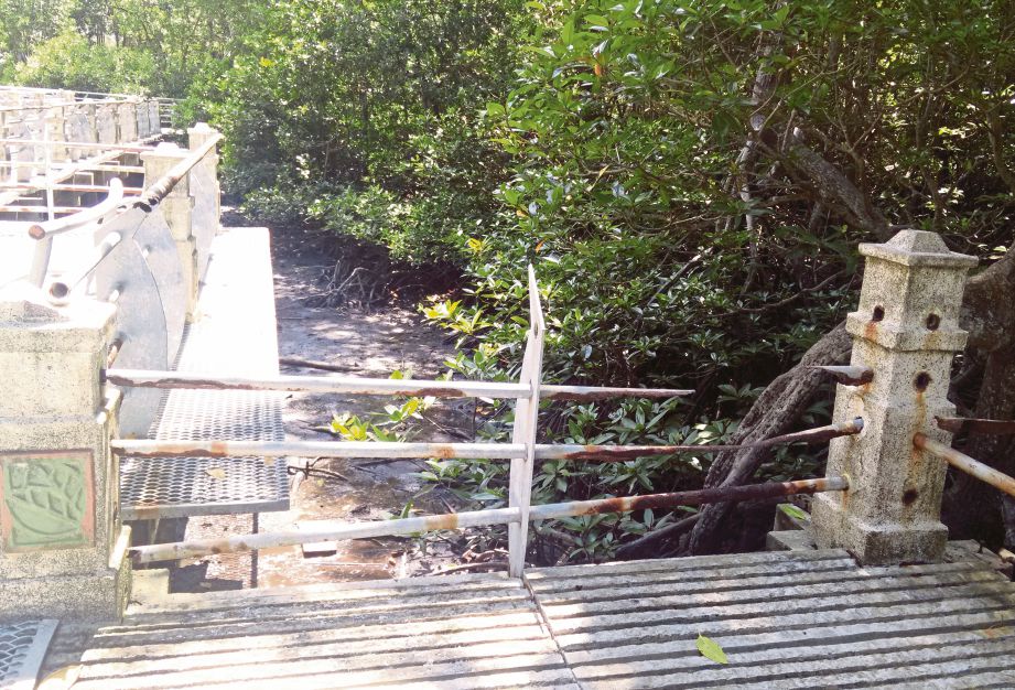 BESI penghalang laluan penjalan kaki yang patah dan berkarat di Taman Paya Bakau membahayakan pengunjung.