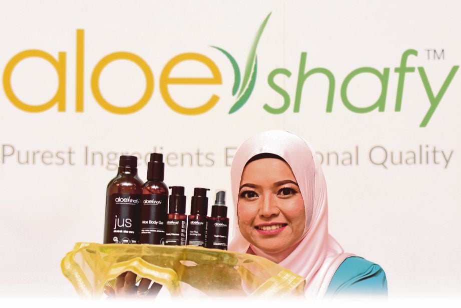 SHARIFAH Suziana menunjukkan produk Aloe Shafy. 
