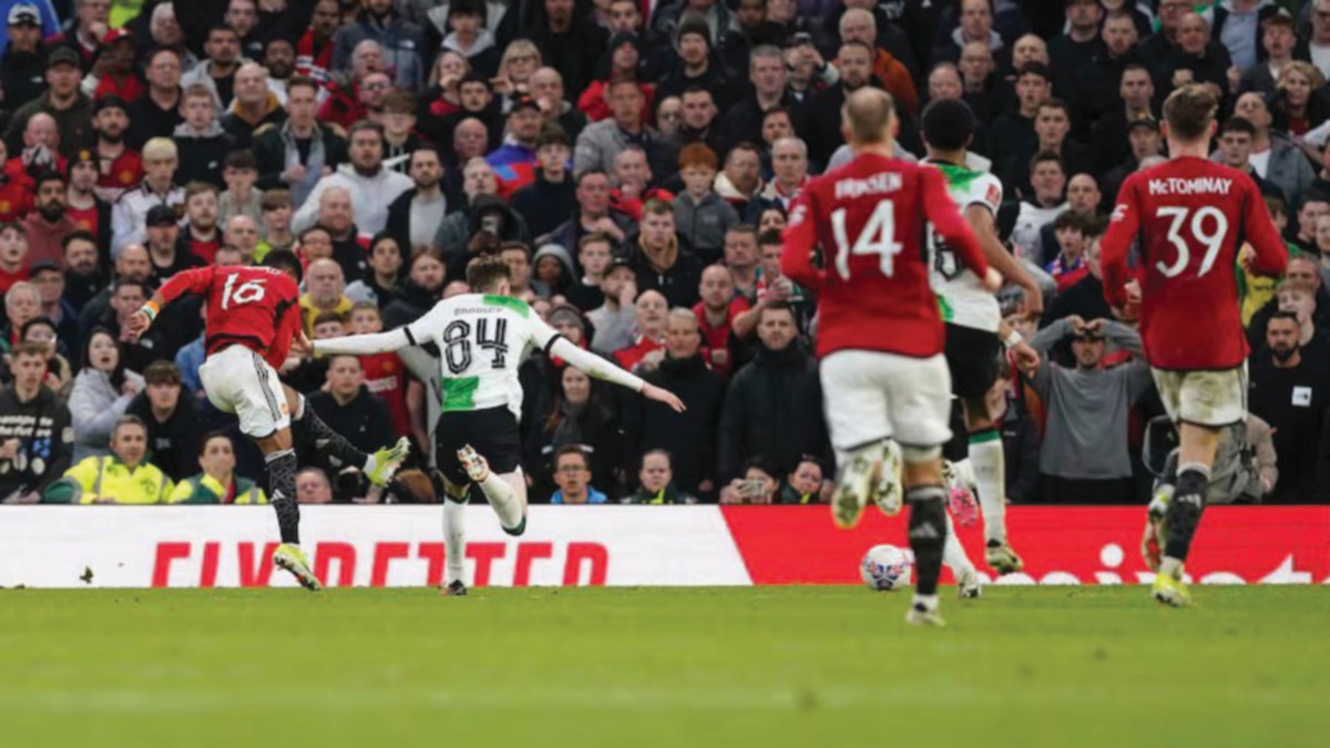 DIALLO (kiri) meledak gol kemenangan ketika United menewaskan Liverpool pada aksi suku akhir Piala FA, awal pagi semalam.