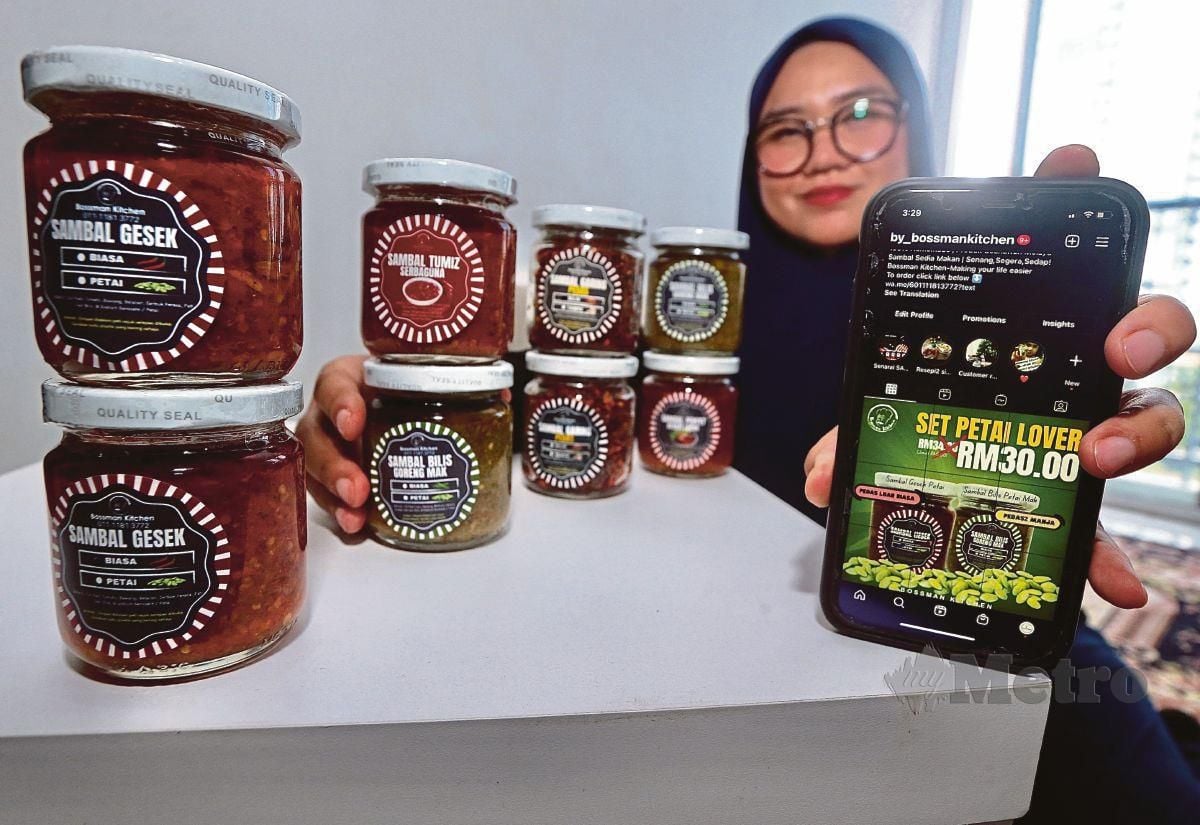 NURUL Ashikin memperkenalkan produk sambal di Prima Saujana, Kajang. 
