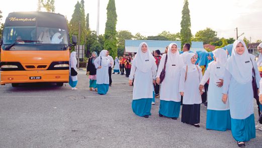 Sebahagian daripada  70 guru  berpakaian seragam di pekarangan Sekolah Menengah Kebangsaan Kedawang.