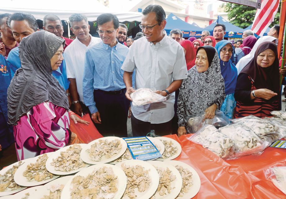 Ahmad Shabery (tengah) bermesra bersama pengunjung di Pasar Tani Bukit Angkasa. 