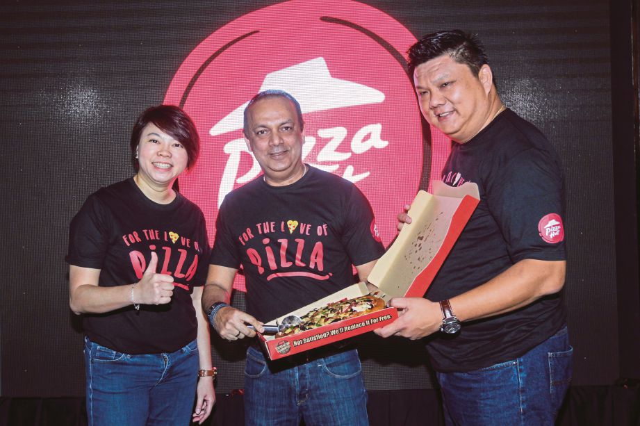 Pereyra  (tengah) pada sambutan ulang tahun ke-35 Pizza Hut, semalam.