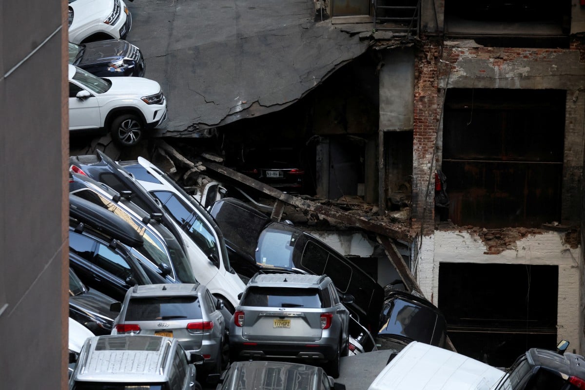 KEADAAN tempat letak kereta yang runtuh di Manhattan berhampiran Universiti Pace dan Bursa Saham New York, semalam. FOTO Reuters.
