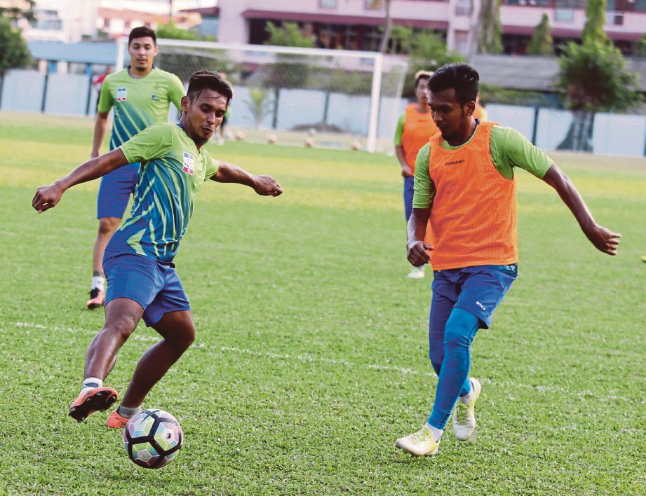 PENYERANG Melaka Amri Yahyah (kiri) dan rakan sepasukan menjalani latihan di Stadium Hang Tuah, kelmarin.