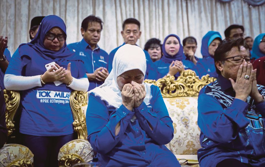 JAMILAH (tengah) sebak  mengaminkan doa selepas diumumkan sebagai pemenang bagi PRK Tanjong Datu di Damai Jaya. 