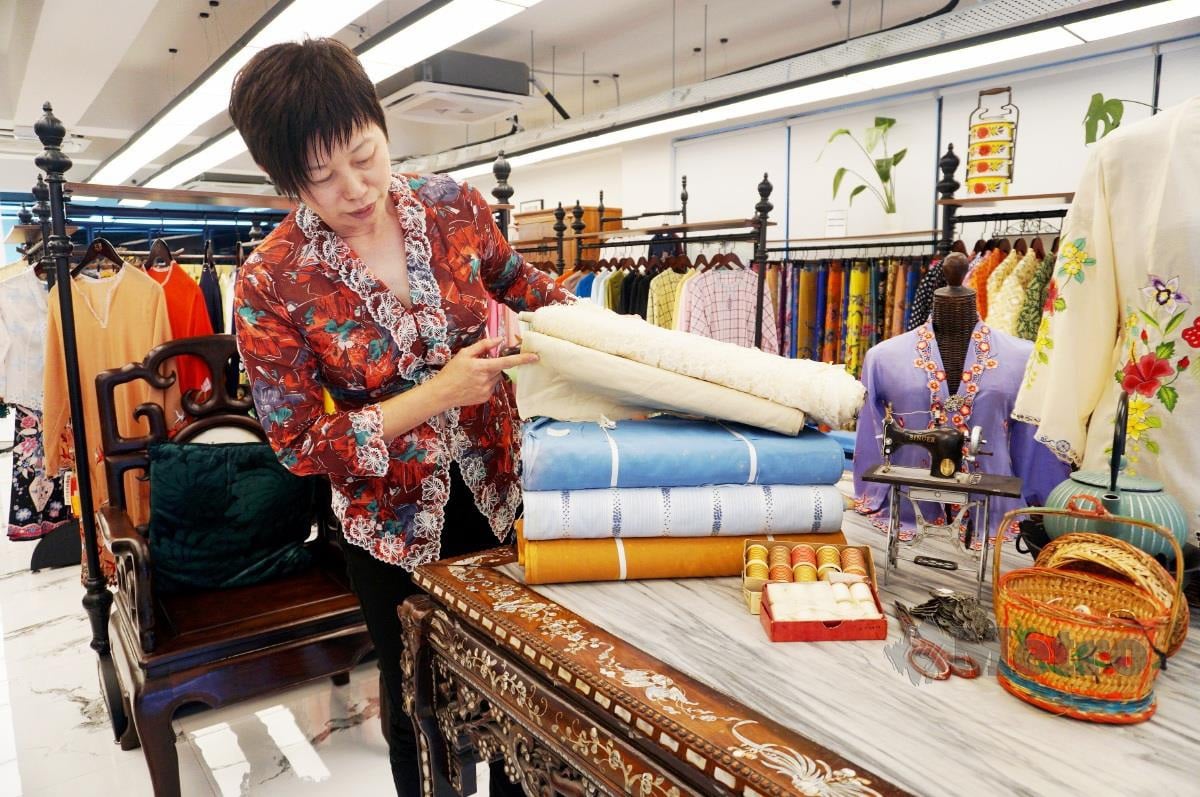 PELBAGAI jenis kain  digunakan untuk membuat koleksi kebaya.