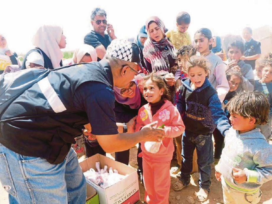   AHLI misi MyCARE  menyampaikan bantuan  kepada kanak-kanak Syria di kem pelarian   di Jordan.    