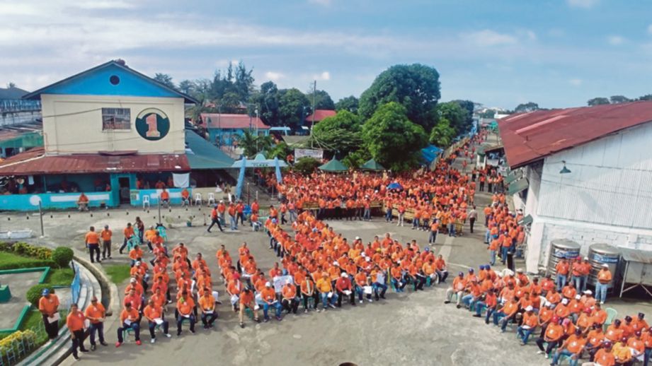 BANDUAN berkumpul di penjara kawalan maksimum New Bilibid di Muntinlupa, Filipina. FOTO Agensi