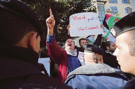 ANGGOTA polis mengawal penunjuk perasaan di Ramallah,  tempat Menteri Luar Kanada dan rakan sejawatnya dari Palestin, berunding. 