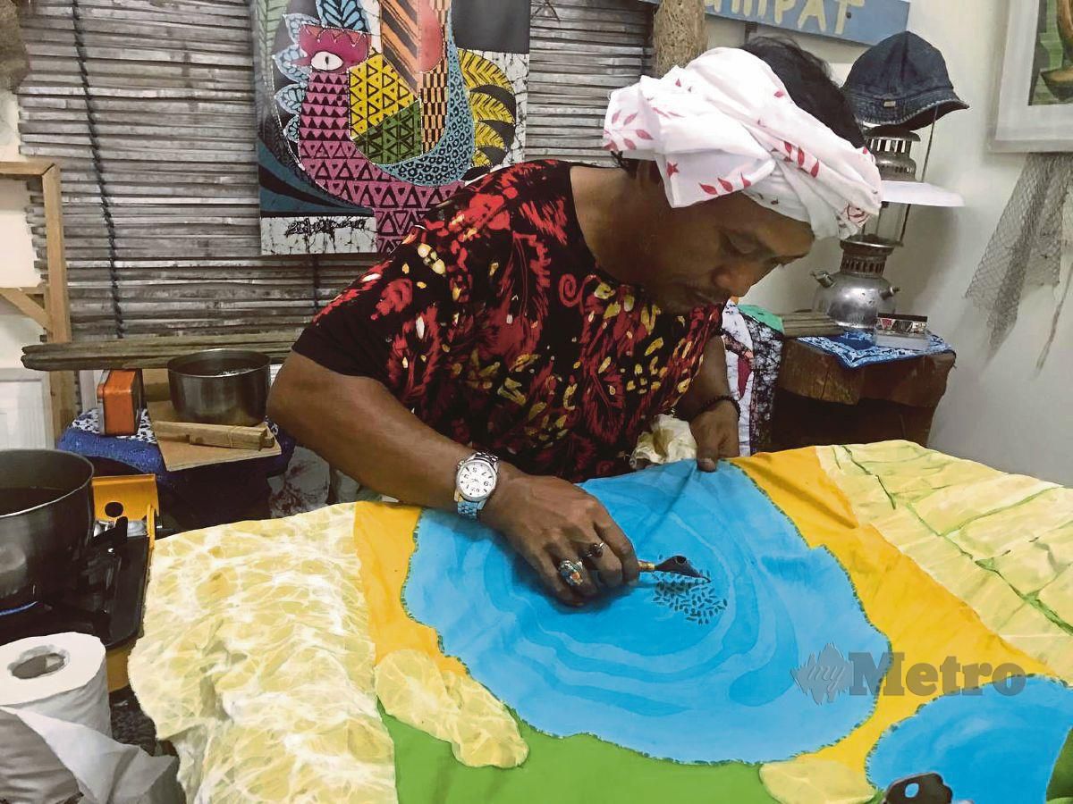  AHMAD Fathil menghasilkan lukisan  menggunakan pen batik atau canting. 
