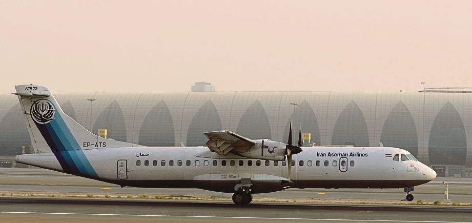 GAMBAR fail, pesawat ATR-72 milik syarikat Penerbangan Aseman yang dirakam di lapangan terbang Dubai pada 2008. - AFP